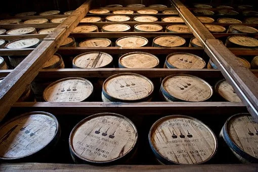 distillery-barrels-591600__340-disterllery