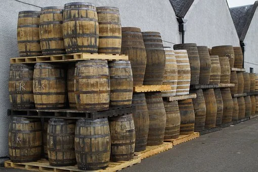 whisky-3679487__340-distillery